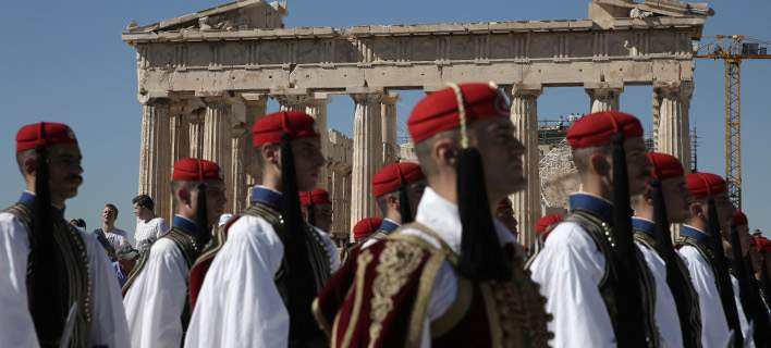 Η Αθήνα γιορτάζει τα 73 χρόνια από την απελευθέρωσή της -Γέμισε τσολιάδες η Ακρόπολη, έγινε έπαρση σημαίας [εικόνες]